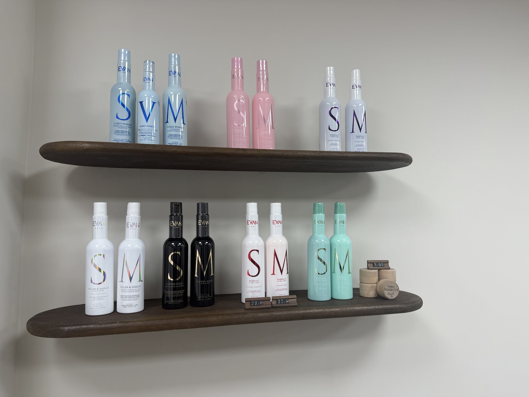 Evan Care haarproducten op de afgeronde wandplanken van de salon
